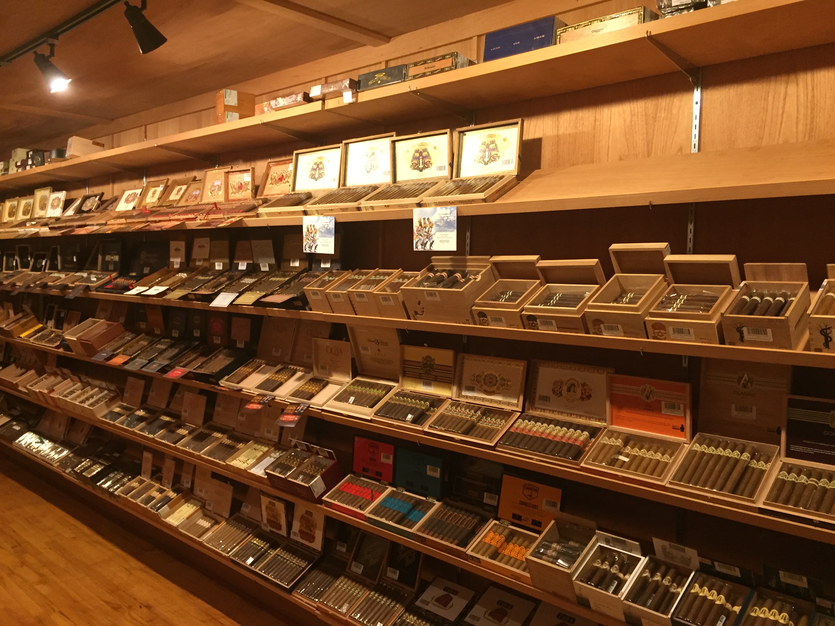 Vintage Cigar Lounge and Clube over 375 Cigars